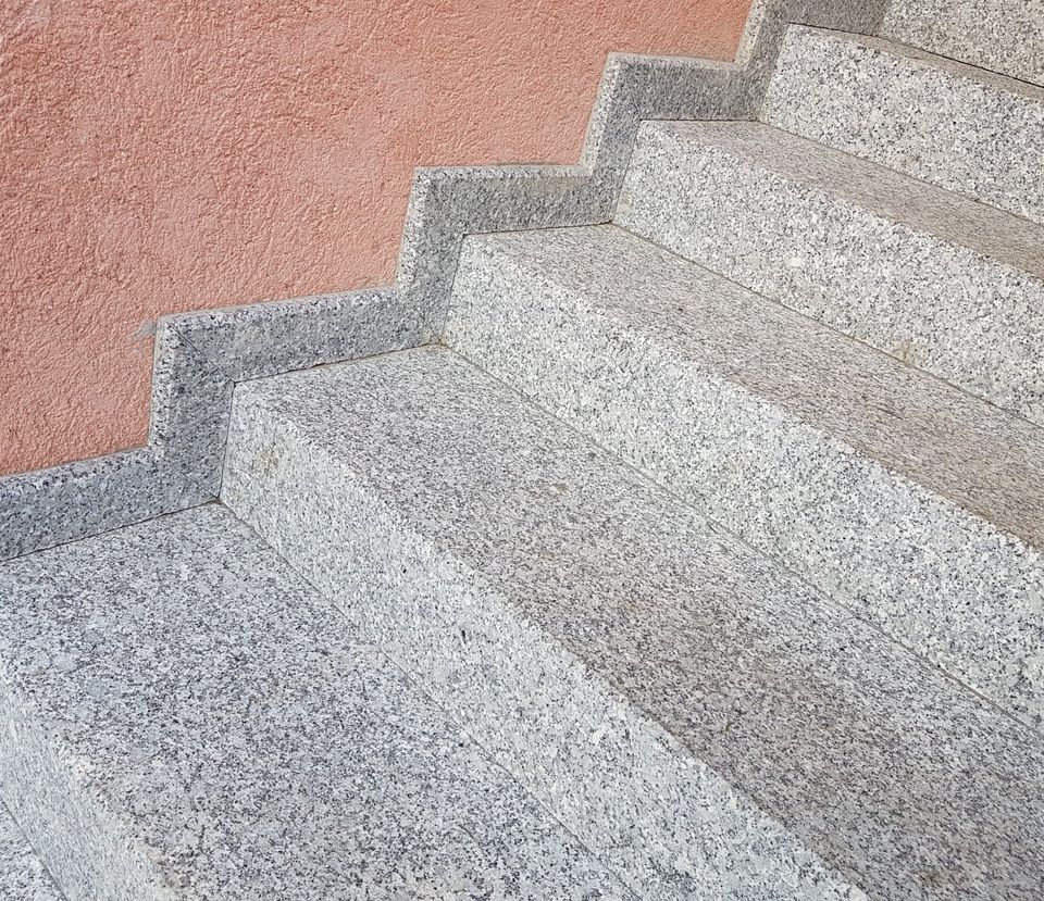 TOP Blockstufen - gesägt & geflammt - Granit grau - Naturstein in Halle