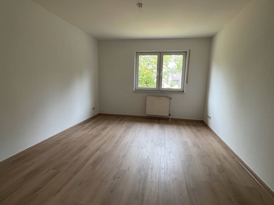 BONN BEUEL TOP 3-Zimmer Wohnung im 1.OG, ca. 90 m²  Wfl., Einbauküche, Balkon, Gäste-WC, Stellplatz. in Bonn