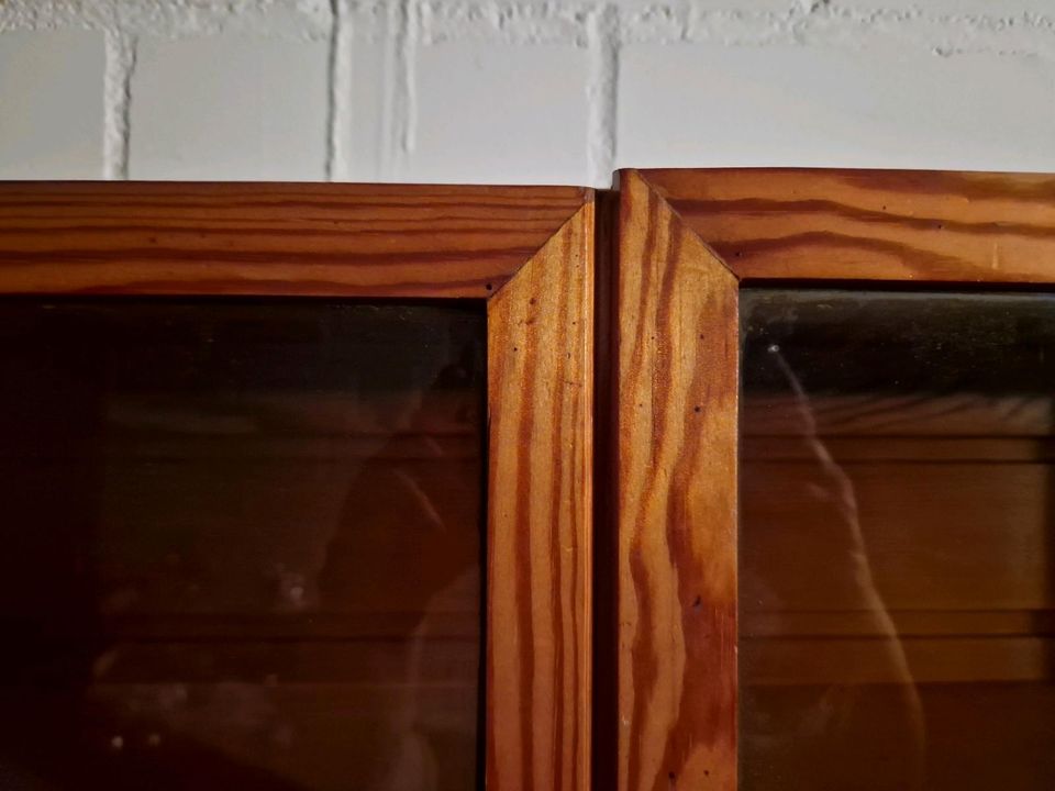 Selbstgebauter Hängeschrank, Holz mit Gladtüren in Neuss