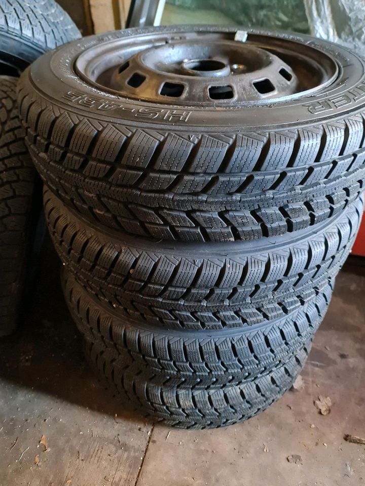 8 Winterreifen  mit Stahlfelgen 145/70R13 und 165/70R14 in Kitzingen