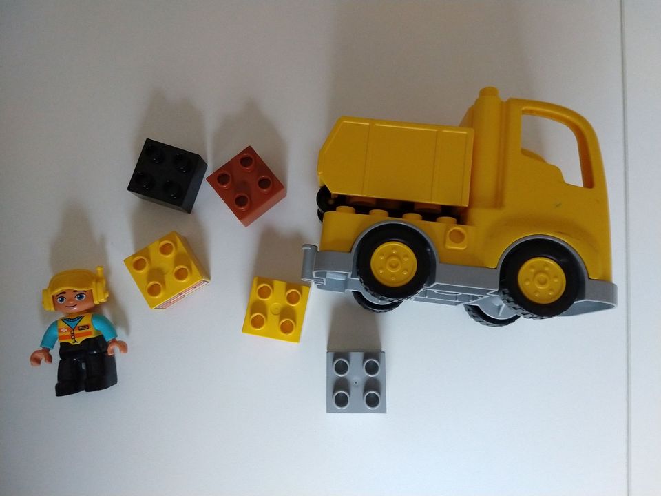 Lego Duplo – Kipplaster, Figur und 4 Steine in Langen (Hessen)