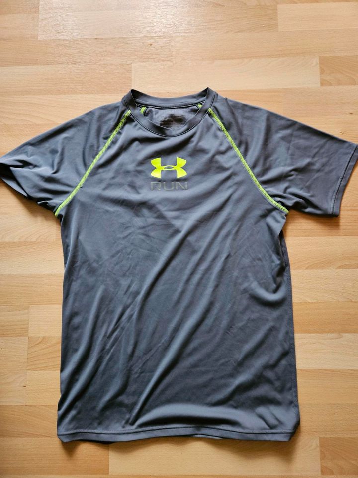 Under Armour Shirt S/M in Magdeburg