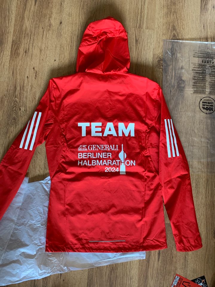 Adidas Laufjacke Generali Halbmarathon Berlin 2024 in Lüneburg