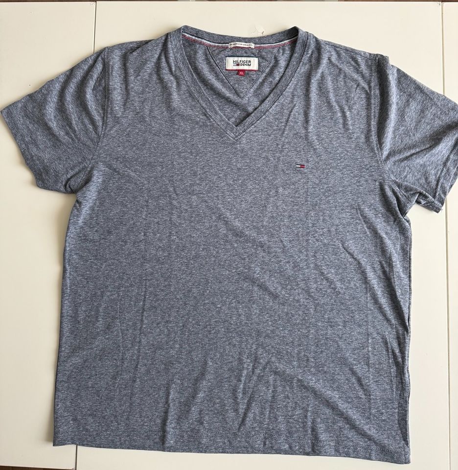 Tommy Hilfiger Herrenshirt T-Shirt Größe XL in blau in Selke-Aue