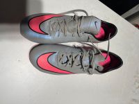 Verkaufe hier unsere Fußballschuhe Farbe, grau und rosa Frankfurt am Main - Kalbach Vorschau