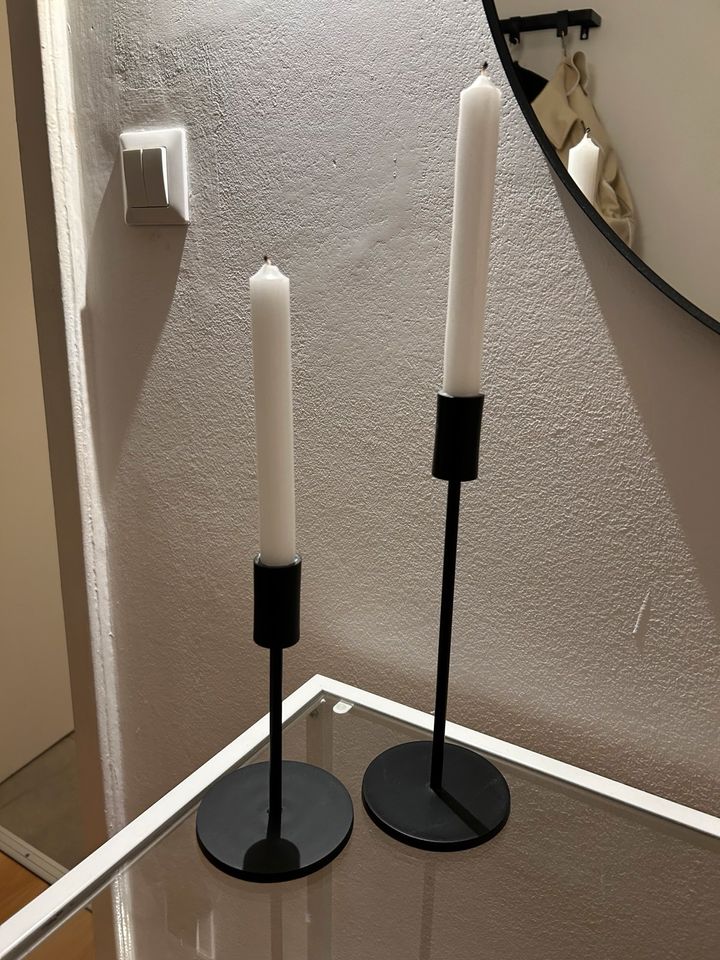 zwei schwarze Kerzenständer in Köln