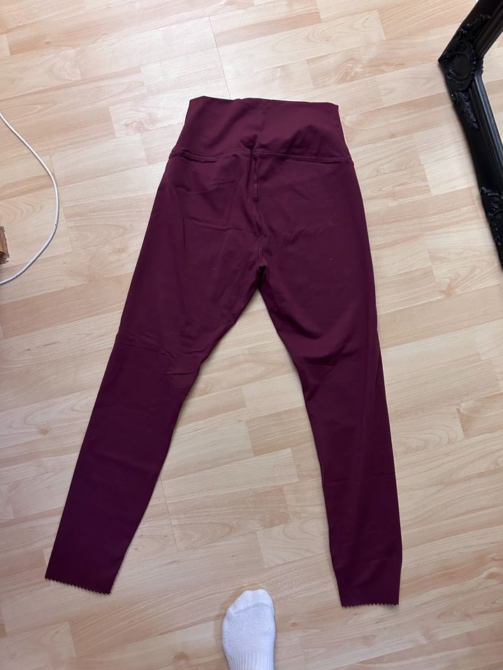 Weinrote Leggings /Gr. M in Gunzenhausen