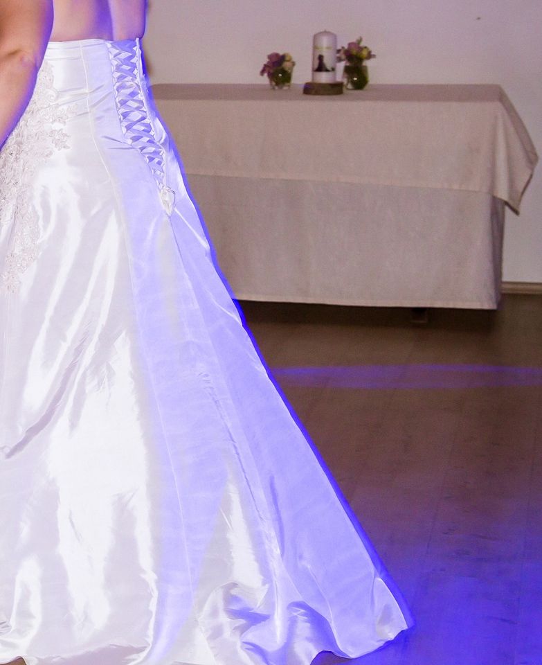 Brautkleid mit eleganten Pailetten und wunderschöner Schnürung in Neu Ulm