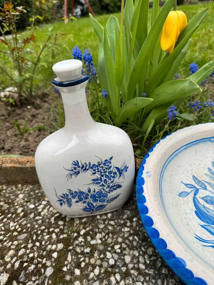 Teller und Flasche alt vintage blau in Kassel