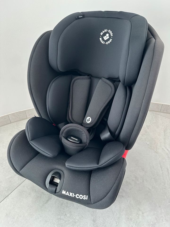 Maxi-Cosi Titan Kindersitz mit ISOFIX in schwarz inkl. Einlage in Weinstadt