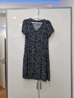 Kleid in dunkelblau mit weißen Blumen Gr.146 München - Bogenhausen Vorschau