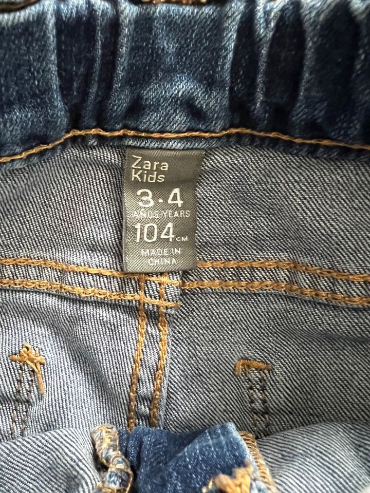 Moderne Jeans gr. 104 Zara in Berlin