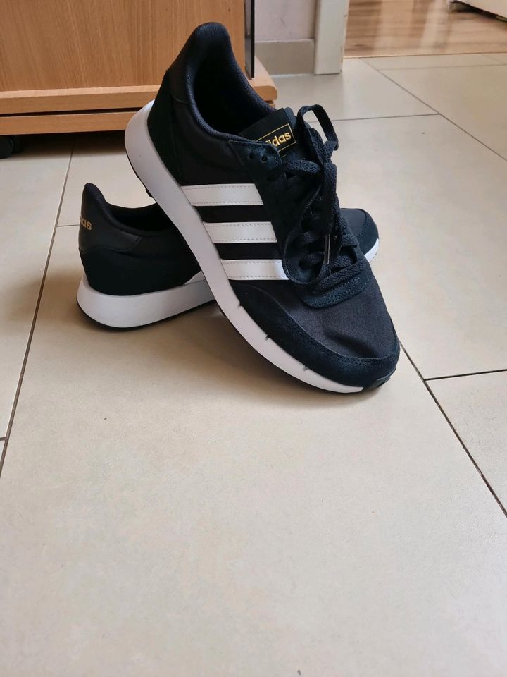 Adidas Schuhe in Schliengen