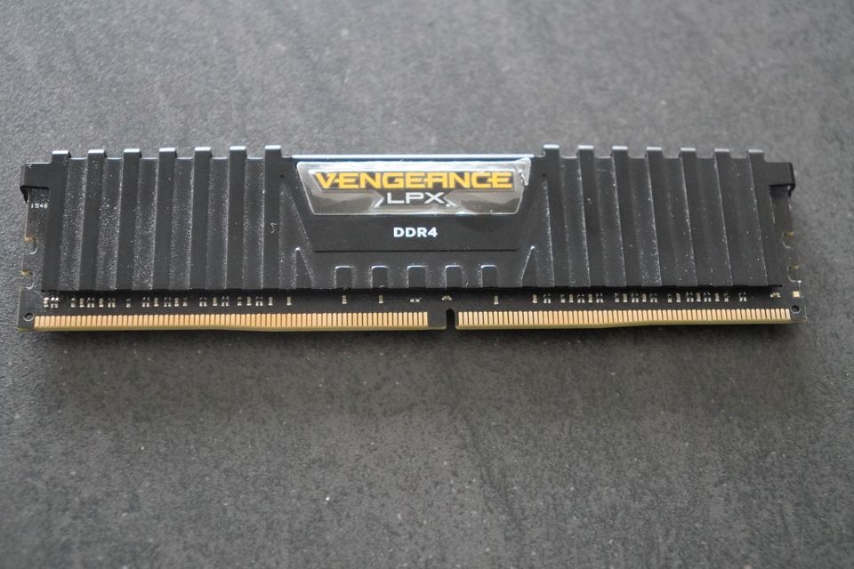 Vengeance LPX DDR4 4GB CM8GX4M2B3000C15 3000MHz RAM Speicher in Esslingen