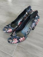 Pumps mit Blumenmuster rot/gold glänzend Niedersachsen - Zetel Vorschau