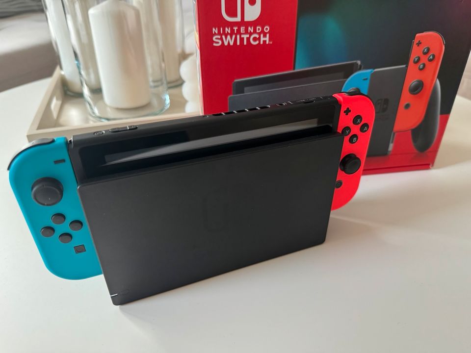 Nintendo Switch Konsole neues Modell mit OVP & Zubehör Neuwertig in Sundhagen