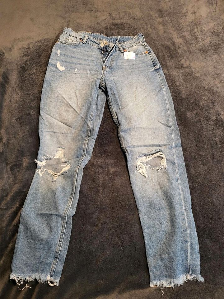 Jeans Hosen und Stoff Hosen, kurze Hosen in Fellbach