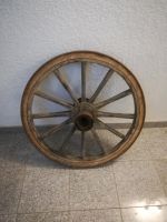 Altes Wagenrad aus Holz mit Speichen und Eisenbereifung Hessen - Gelnhausen Vorschau