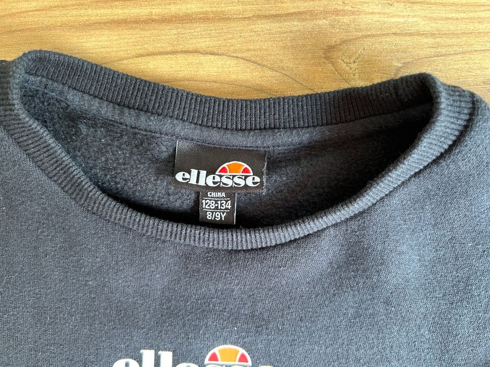 Tolles Sweatshirt von Ellesse Gr. 128-134 in Gummersbach