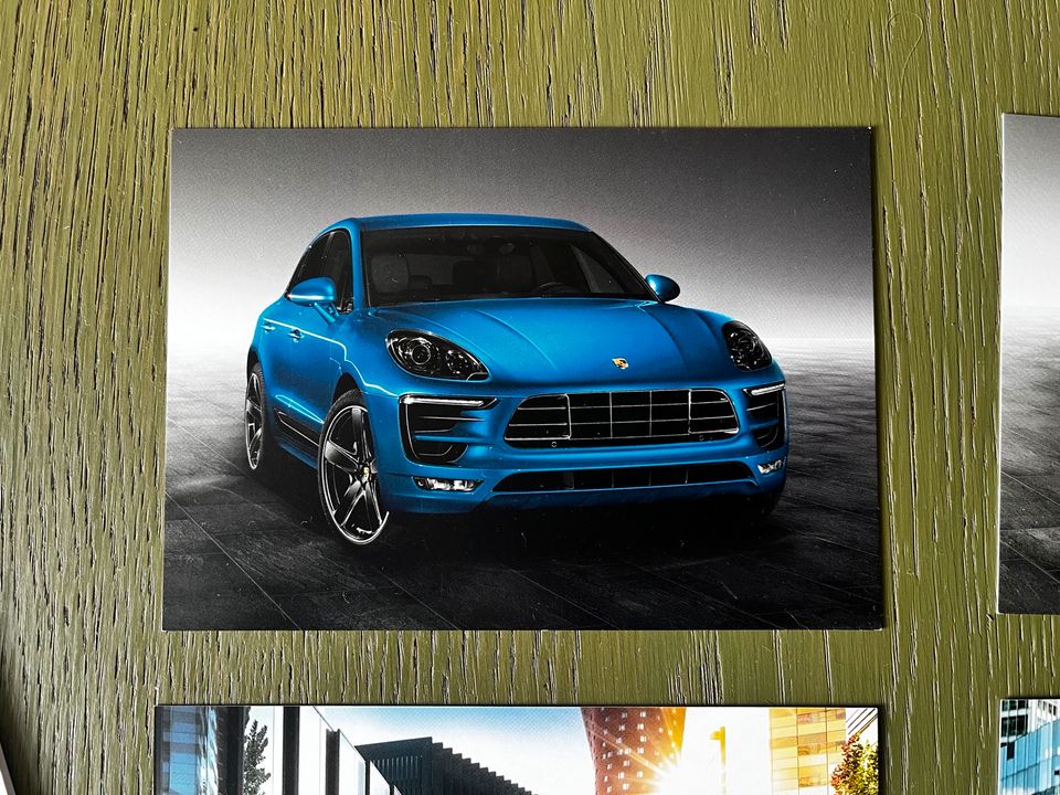 Porsche Macan Exclusive & Tequipment Postkartenset mit Verpackung in Berlin