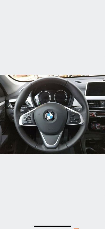 BMW X1 sDrive18d AHK Nav LED Parkas Service Neu ! in Stuttgart