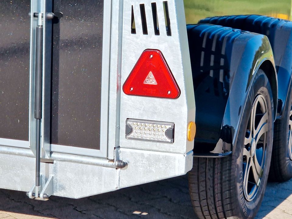 Pferdeanhänger Careliner L Tür/ Rampe Alu Boden Sattelkammer in Stelle