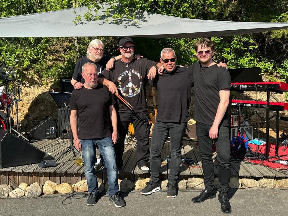 Keyboarder gesucht von Rock-Band mit Probe-Raum in Detmold in Willebadessen