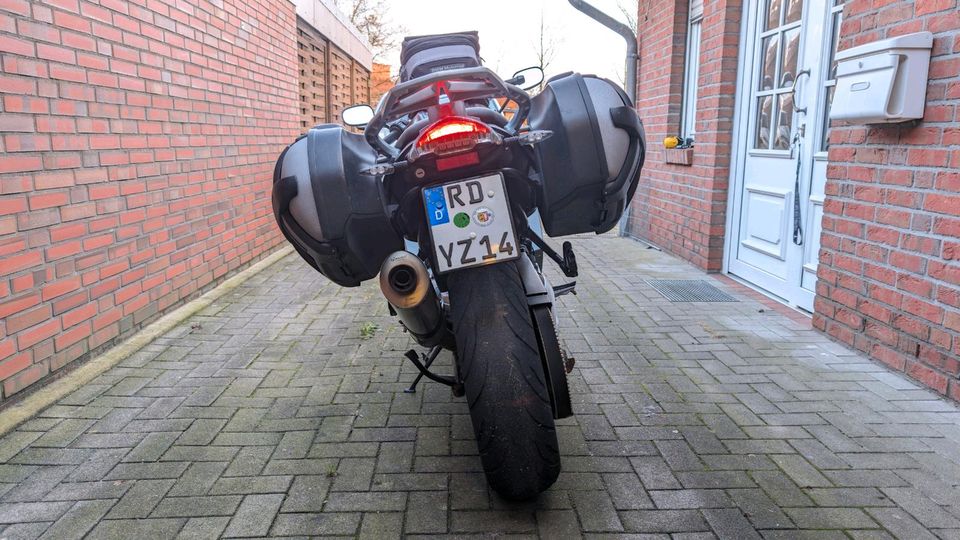 BMW F800ST K71 - Koffer, Tankrucksack + Akrapovic in Büdelsdorf