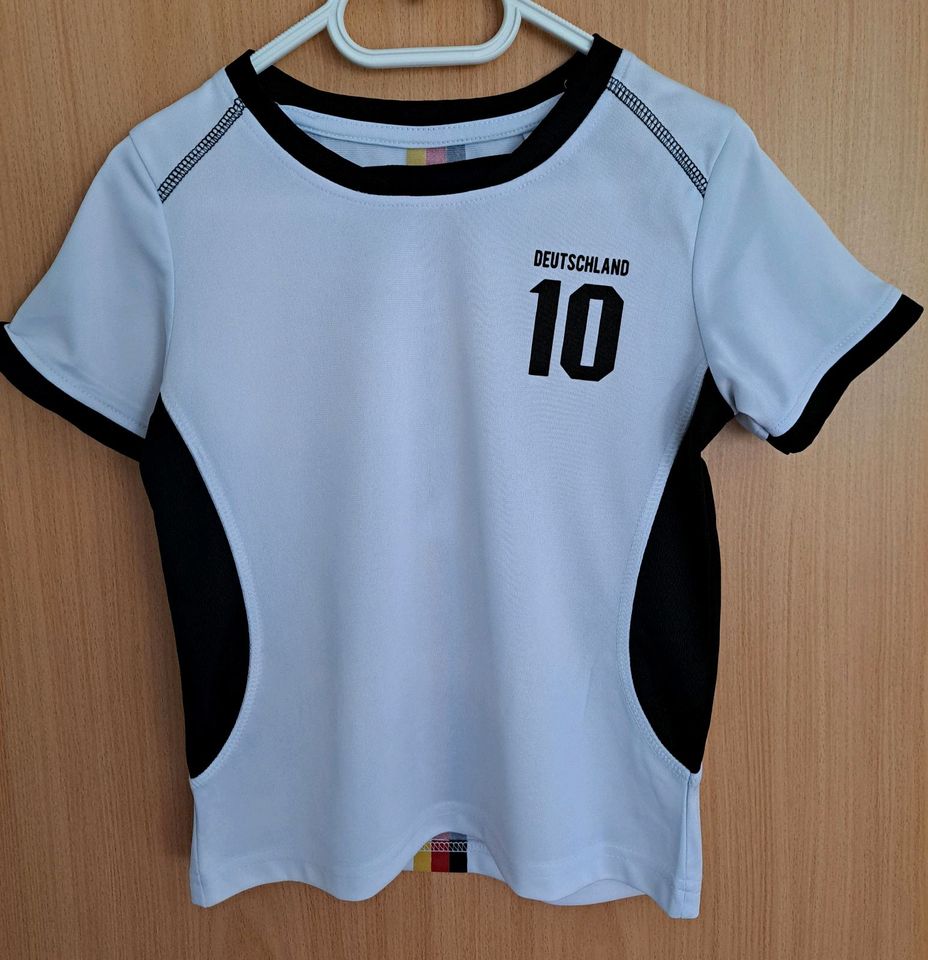 T-Shirt Gr. 110/116  Fußball in Steinhagen