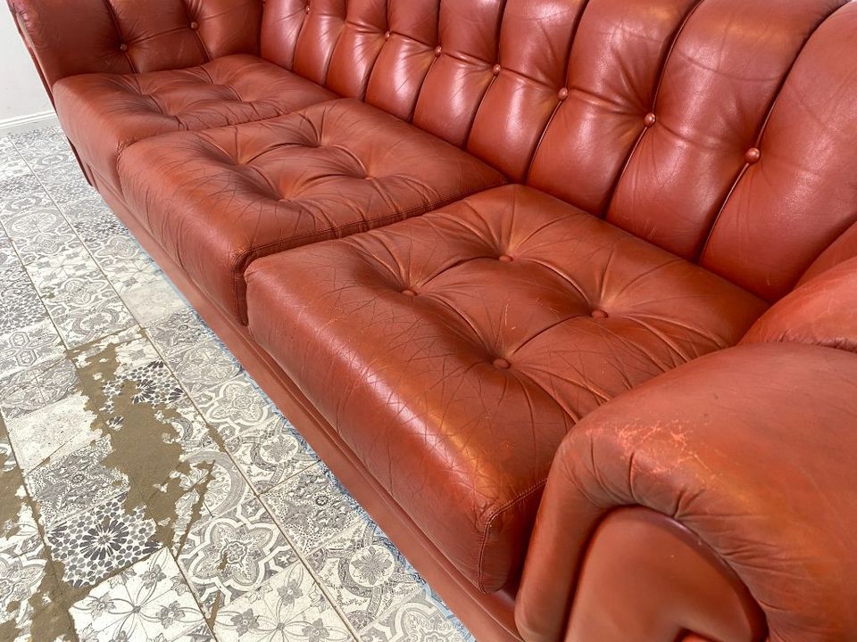 WMK Hochwertiges und äußerst bequemes skandinavisches Ledersofa mit weichem gestepptem Echtlederbezug # Sofa Couch Ledercouch Sitzgarnitur Ledergarnitur Chesterfield rotes Leder Echtleder 3er Vintage in Berlin