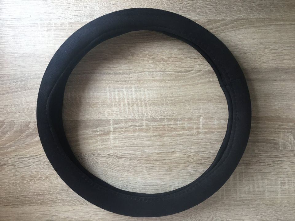 Lenkradbezug Lenkradhülle Lenkradschoner Ø 37-39cm Schwarz in Kyritz