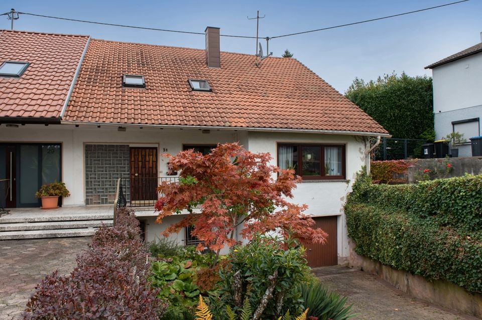 Doppelhaushälfte mit weitläufigem Grundstück und großem Gestaltungspotenzial – als Ein- oder Zweifamilienhaus nutzbar in Heusweiler