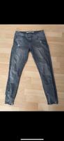 Jeans mit Cuts hellgrau Gr.36 Berlin - Reinickendorf Vorschau