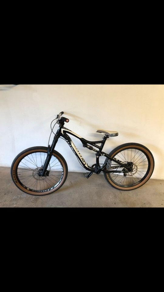 Slopestyle Specialized Stumpjumper 26Zoll Dirt Medium Fully MTB in Erlabrunn