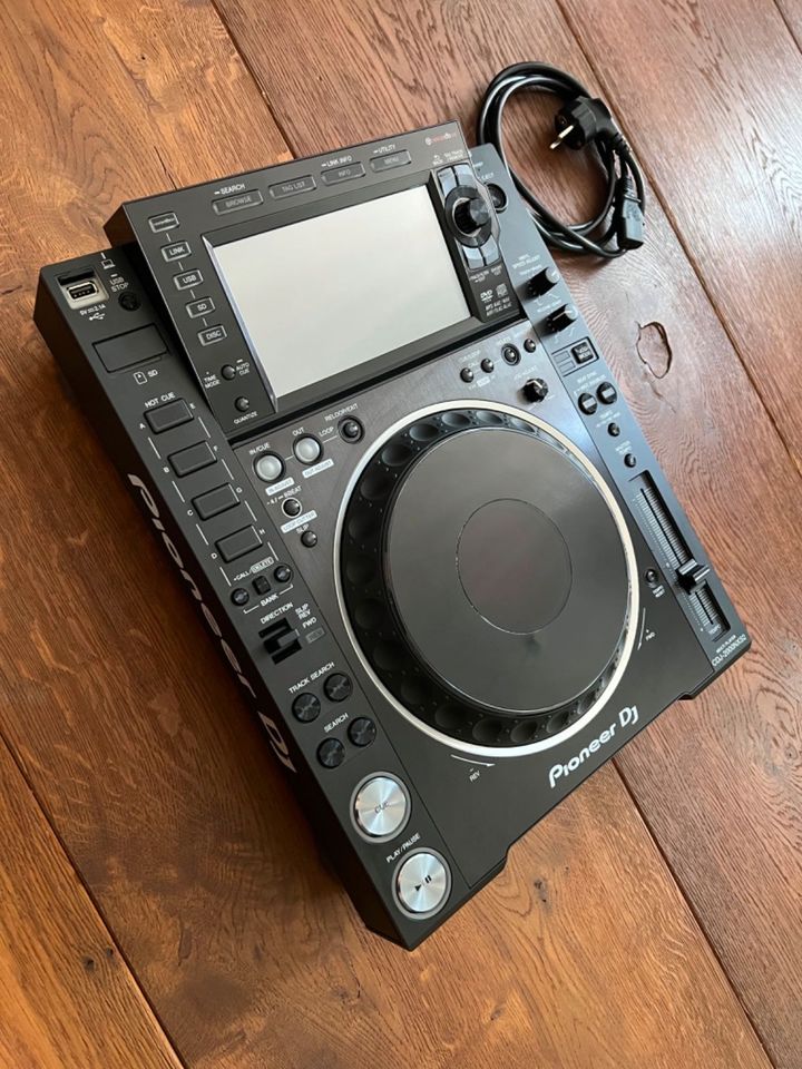 Pioneer CDJ 2000 Nexus 2 mit Decksaver in Berlin