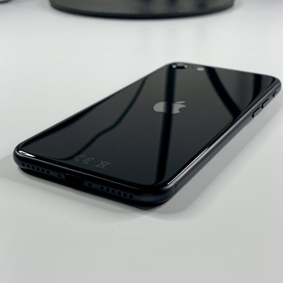 Apple iPhone SE 2020 128GB spacegrey Top Zustand Garantie in Bamberg