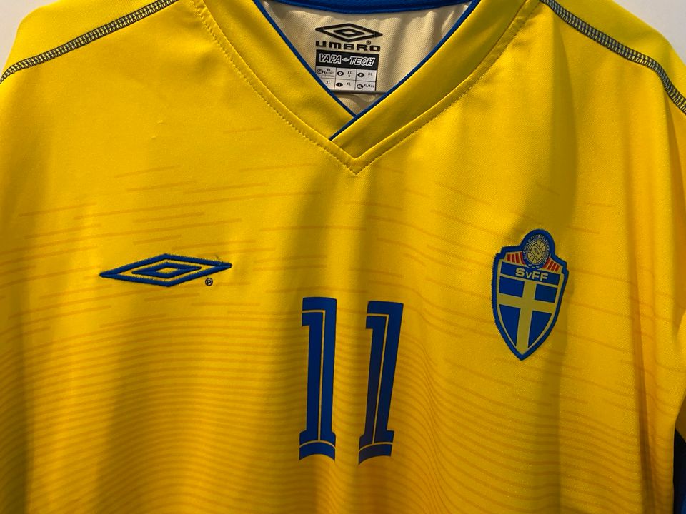 Hendrik Larsson Authentic Schweden Sverige Umbro Trikot in Langenfeld