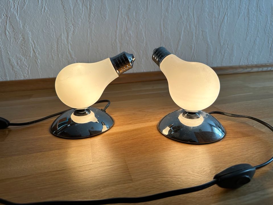 Zwei stylische Nachttischlampen in Glühbirnen-Design in Heiningen