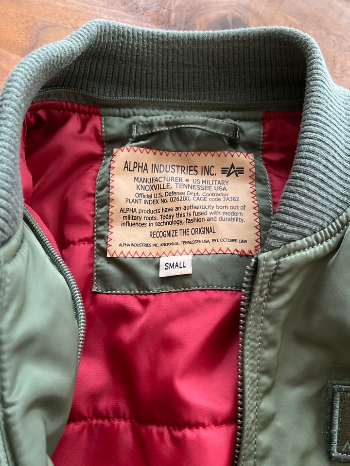 Alpha Industries Bomberjacke Größe S grün in Reutlingen