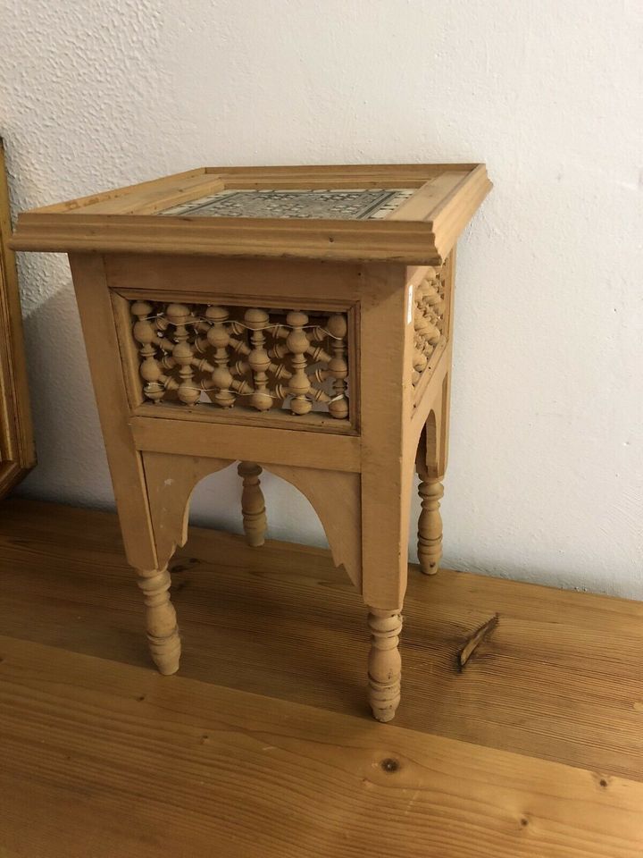 Kleiner Tisch, Blumenhocker aus Holz, alt in Hohenlockstedt