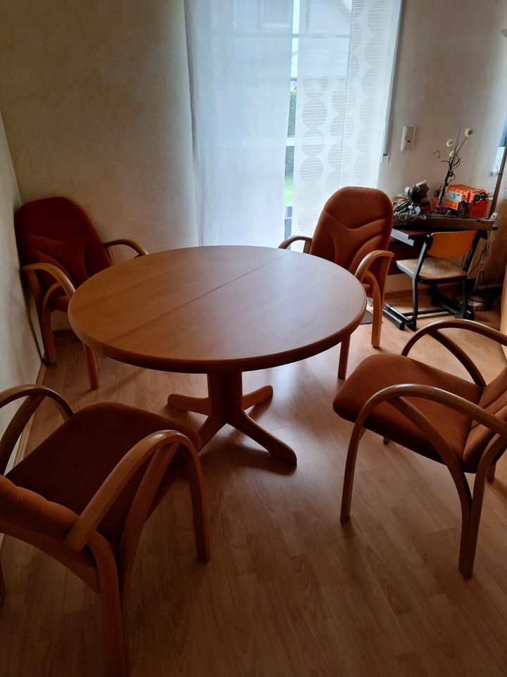 Tisch mit 4 Stühlen in Hoya