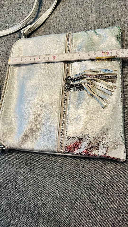 Schultertasche Silber sehr modern. in Gelsenkirchen