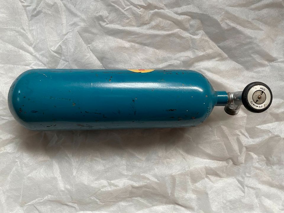 Leere Sauerstoffflasche 2 l / Liter,blau,Rot Kreuz aus DDR Zeiten in Müglitztal