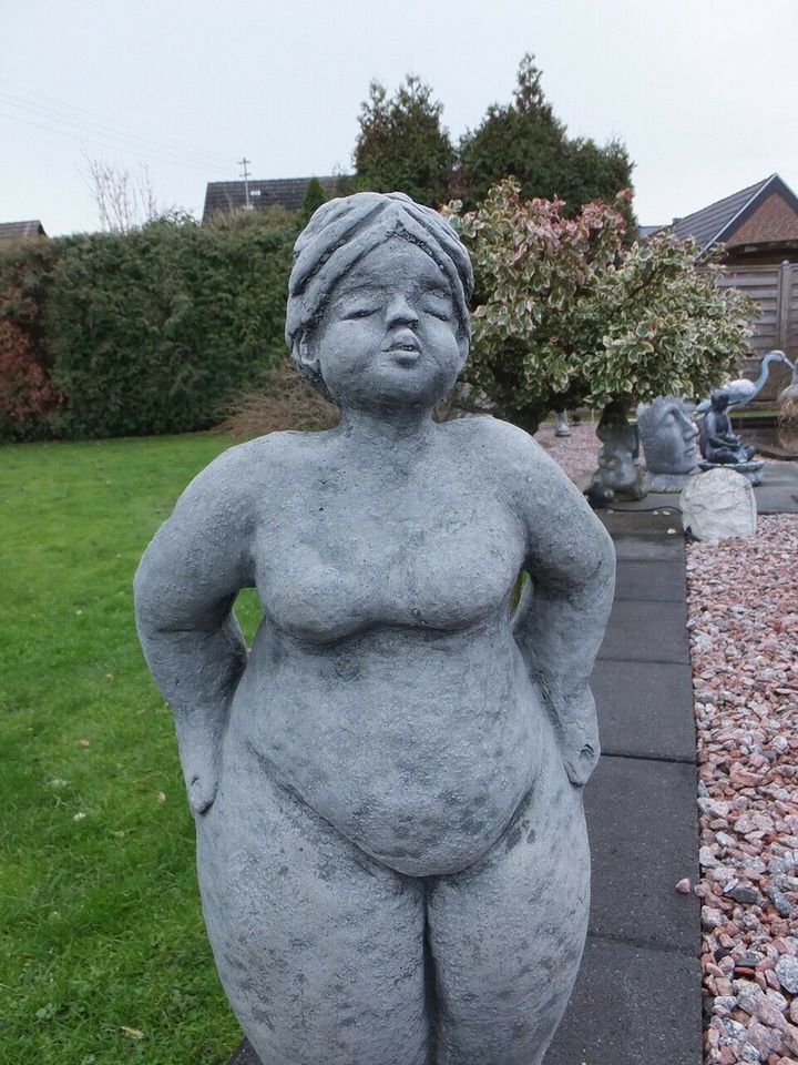 Dicke Dame Steinfigur Gartendekoration in Korschenbroich