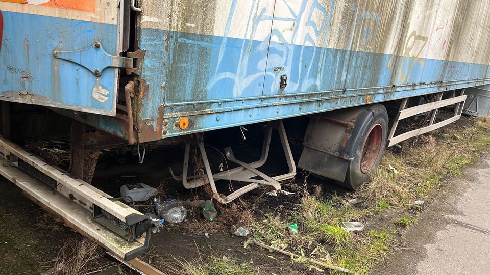 LKW Möbelauflieger als Lager in Kerpen