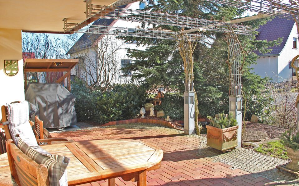 Großzügiges Grundstück, Terrasse, Balkon - idyllisches Zweifamilienhaus sucht neue Eigentümer! in Hünfeld