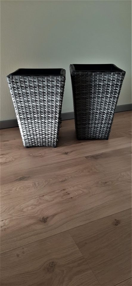 2 Pflanzkörbe Rattan, Farbe Grau in Menden