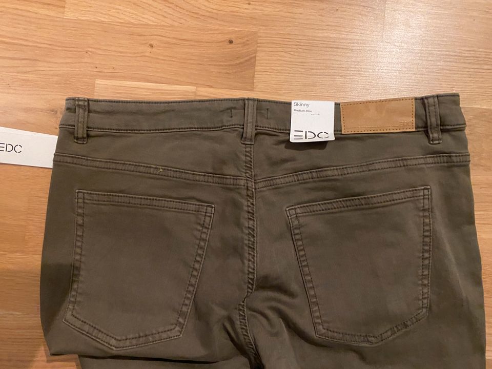 Jeans EDC Esprit, Skinny, Gr. 42/30, oliv, Neu mit Etikett in Konstanz