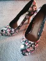 Tamaris Blümchen High Heels Gr. 40 Niedersachsen - Hardegsen Vorschau