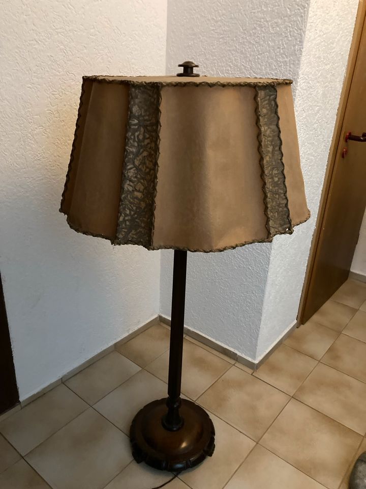 Antike Stehlampe in Elfershausen